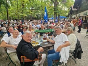 Unternehmer für 60 Besprechung Brasilienreise Biergarten